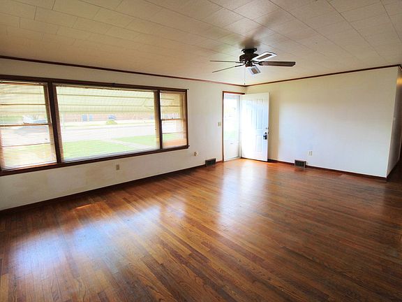 3rd image of 885 W Brookmont Blvd