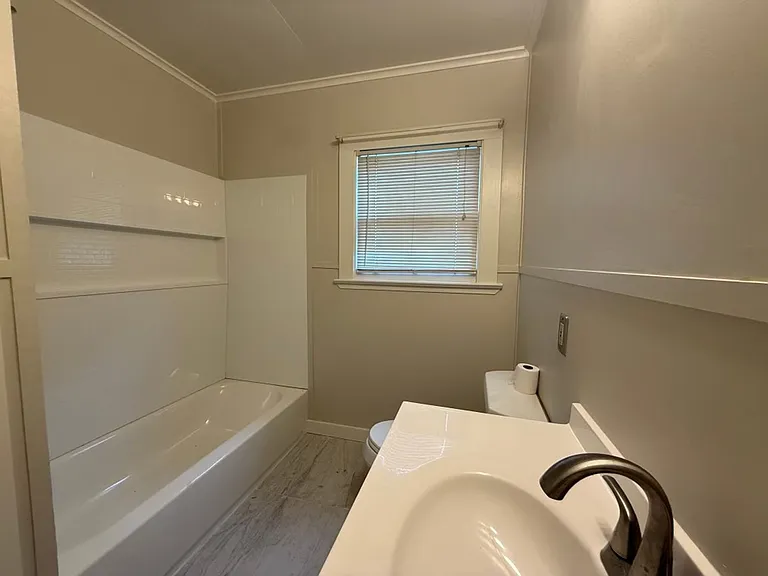 313 Saint Thomas St — Photo 8