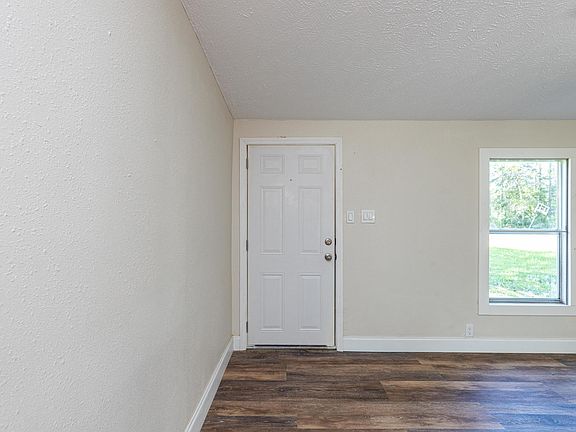 4th image of 2195 Daffodil Ave