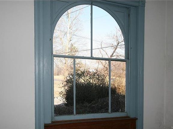 3rd image of 1828 Victor St