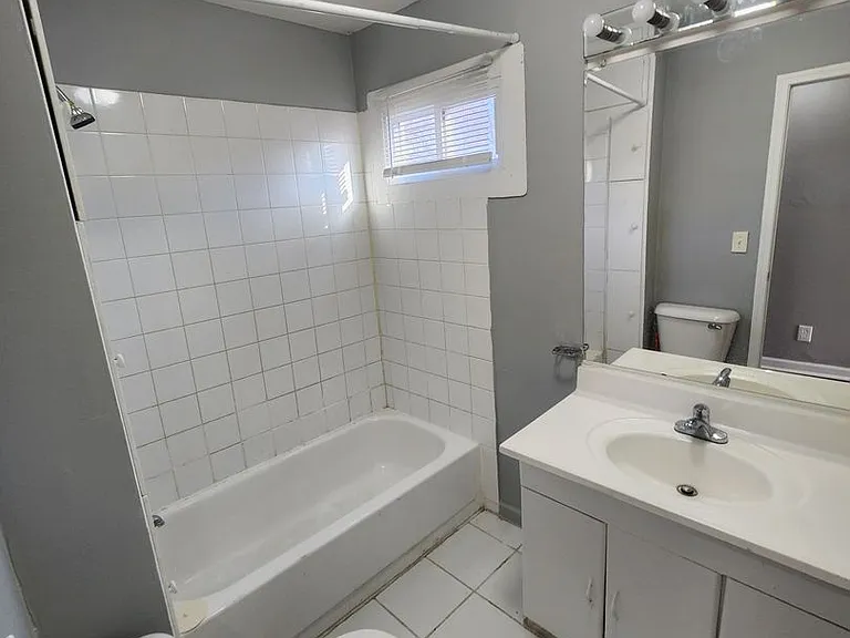 5112 NW Radial Hwy — Photo 11
