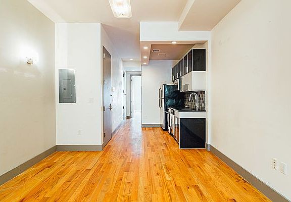 4th image of 218 Stanhope St APT 3