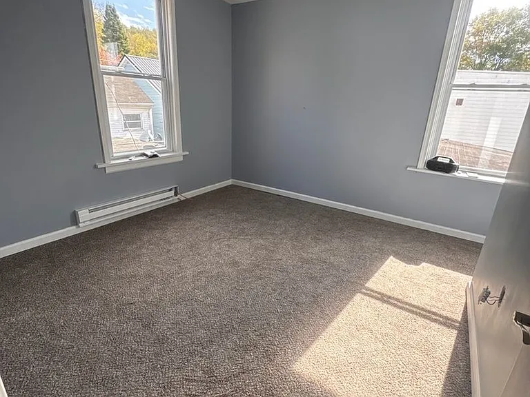 320 Main St — Photo 5