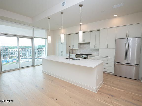 4th image of 122 Stadium Way #712