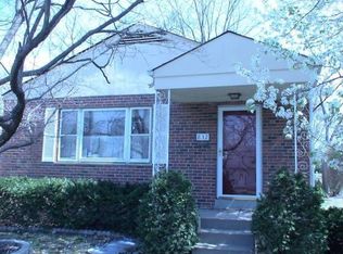 832 N Geyer Rd, Saint Louis, MO 63122