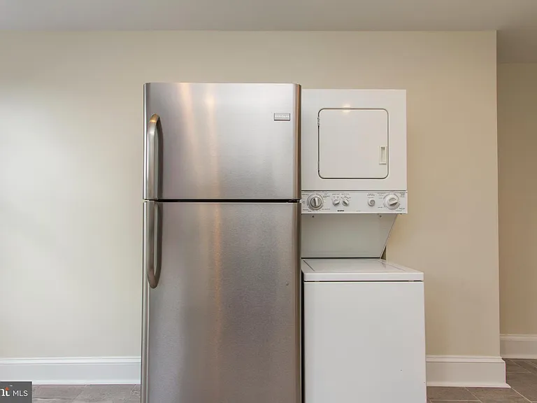 2207 Catharine St #2 — Photo 10