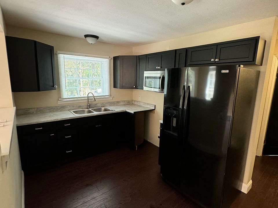 completely remodeled .. must apply thru zillow and be approved before viewing the apartment. Each adult will have to qualify. 12 month lease, small dog or cat with a $300 non refundable pet fee per pet and extra $30 per month per pet. No smoking or vaping