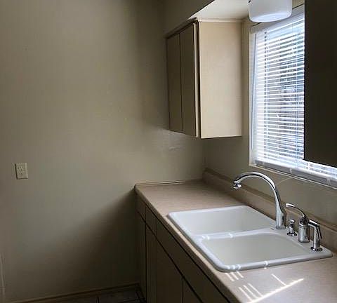 3rd image of 605 E Bustamante St APT 6