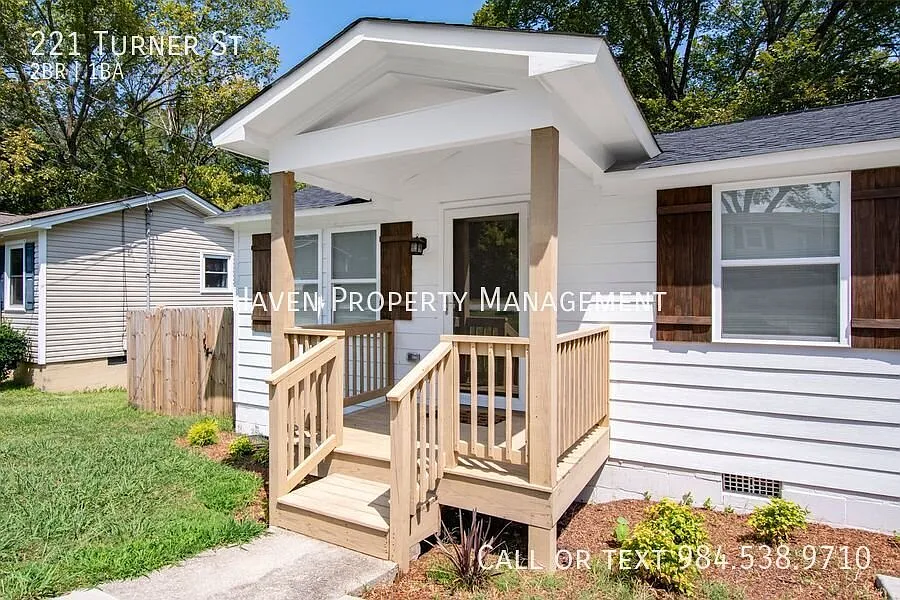Charming 2BR Bungalow Home Minutes to Downtown Holly Springs! — Photo 2