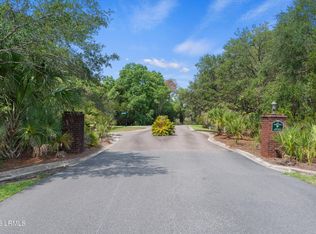 8 Governor Blake Dr, Beaufort, SC 29907