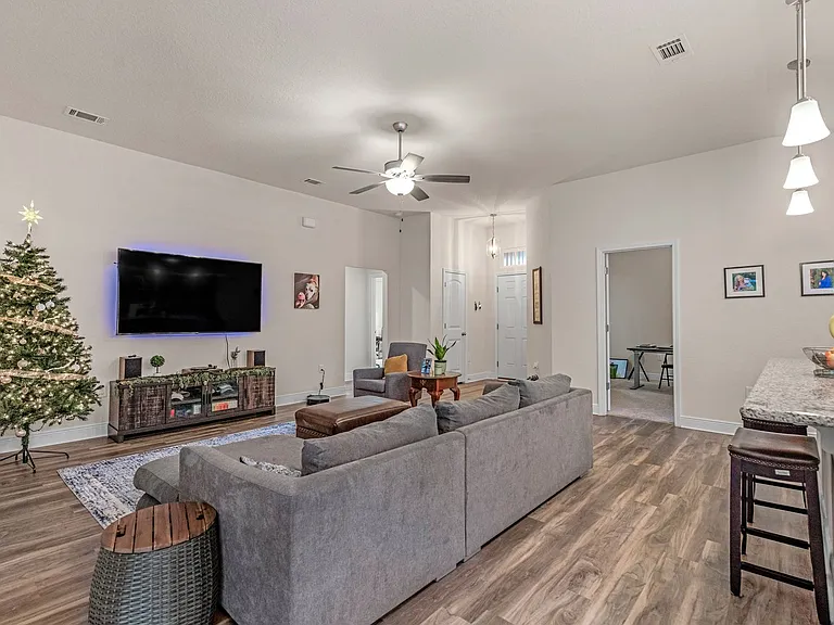 5101 Peach Dr — Photo 2