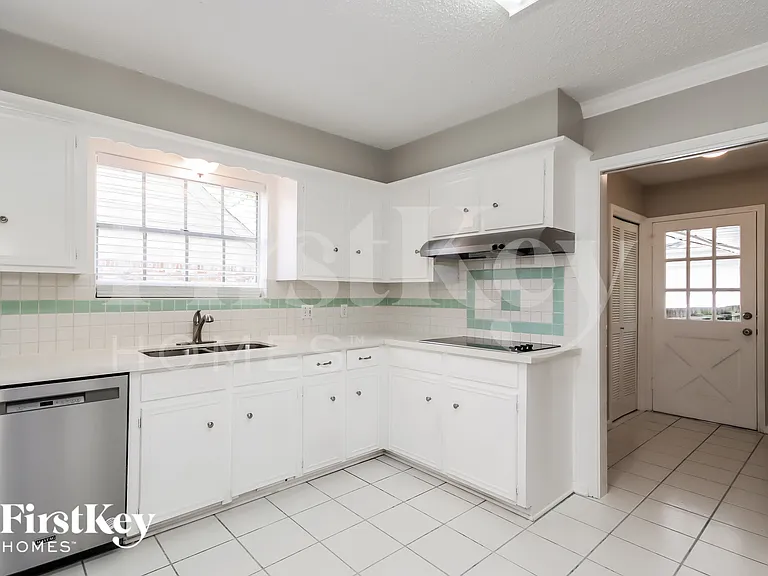 1702 Corral Dr — Photo 4