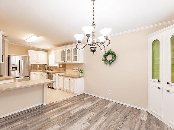 Dining-room to Kitchen 
