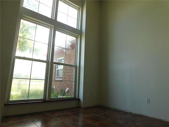 3rd image of 2837 Westside Dr