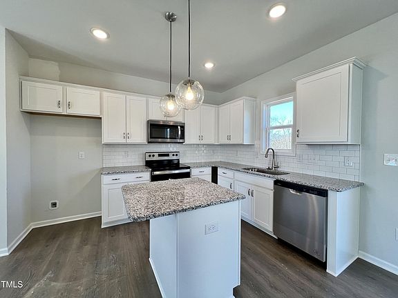4th image of 391 Sturgeon St
