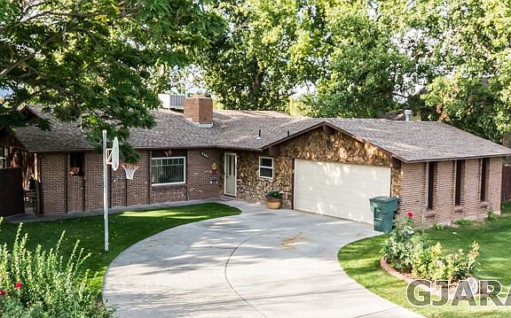 2nd image of 2421 Applewood Pl