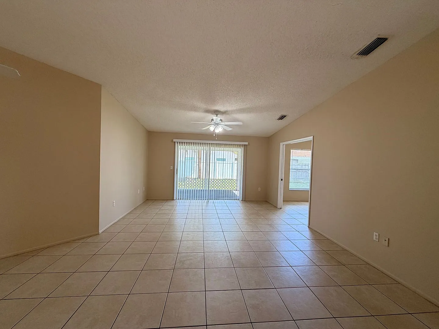 Centrally located 3/2 with 2 car garage — Photo 3