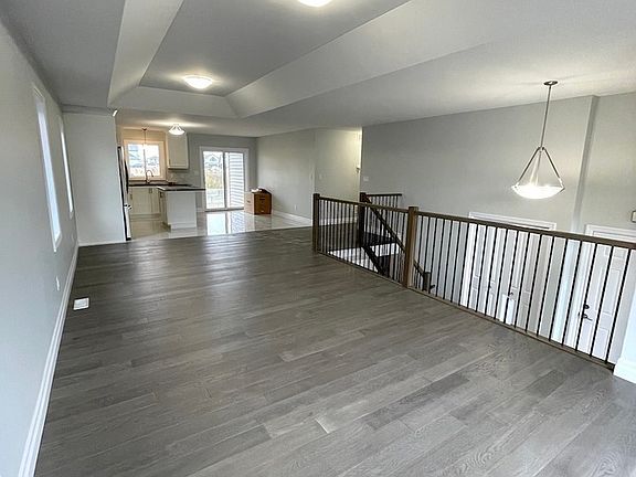 4th image of 18 Kingsbridge Dr