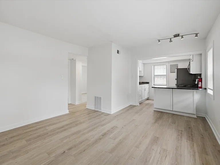 306 E 19th St #1B — Photo 7