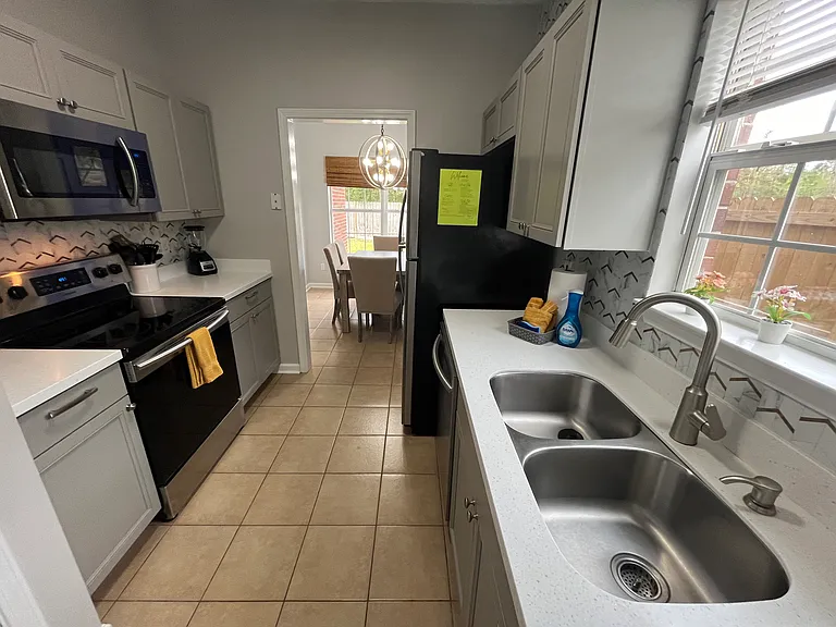 Fully Stocked Kitchen with Stove, Oven, Microwave, and Fridge. Dishware and Glassware, Pots and Pans!