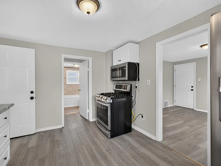 15008 Sylvia Ave — Photo 7