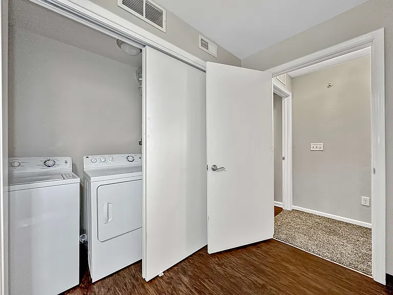 Capitol Grove Apartments — Photo 34