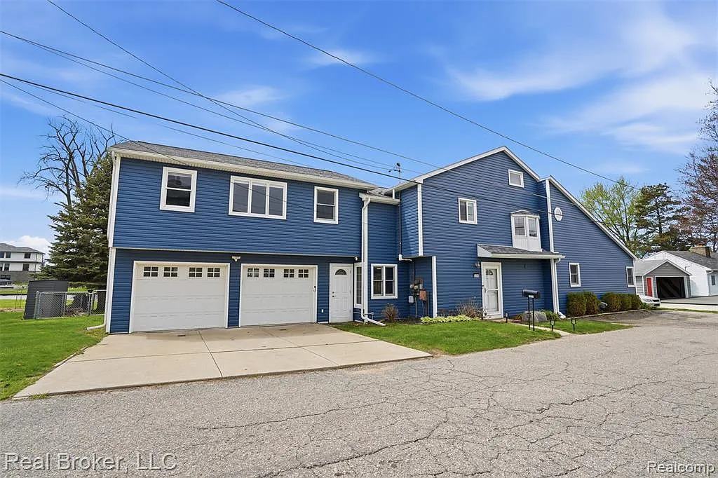 3 bed, 2.0 bath, 2975 sqft, $5,000 — Photo 3