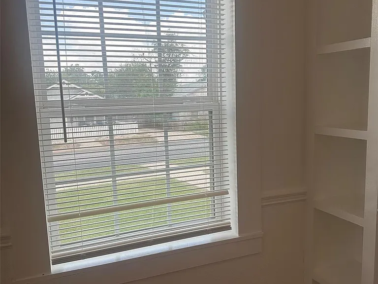 914 W Lynwood Ave — Photo 5