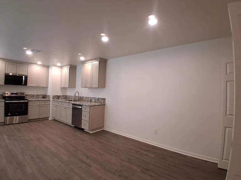 3016 Lake Park Ct — Photo 9