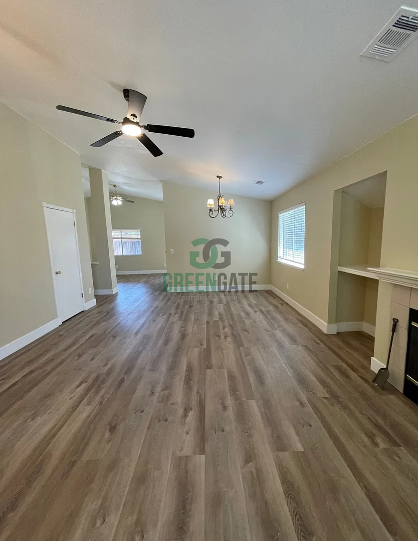 Make This Beautiful Home Yours Today! 3 Bedroom, 2 Bathroom! — Photo 4