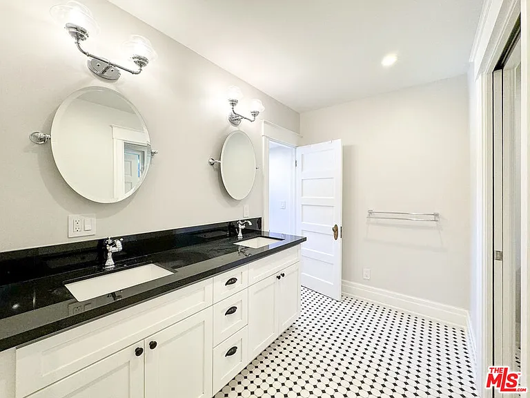 922 W Kensington Rd — Photo 27