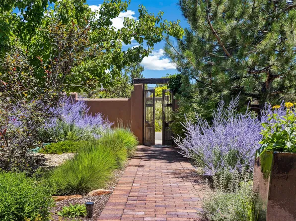 1450 Miracerros Loop S, Santa Fe, NM 87505