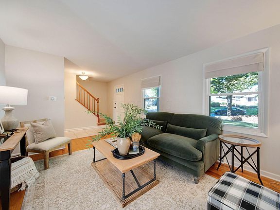5th image of 521 Cherrington Ct