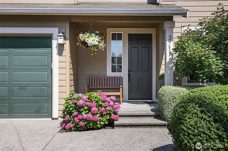 2nd image of 3711 Santis Loop SE
