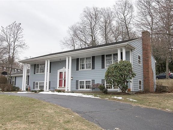 3rd image of 49 Carriage Dr