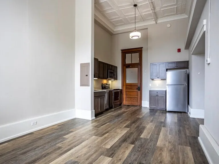 Knox High Apartments — Photo 10