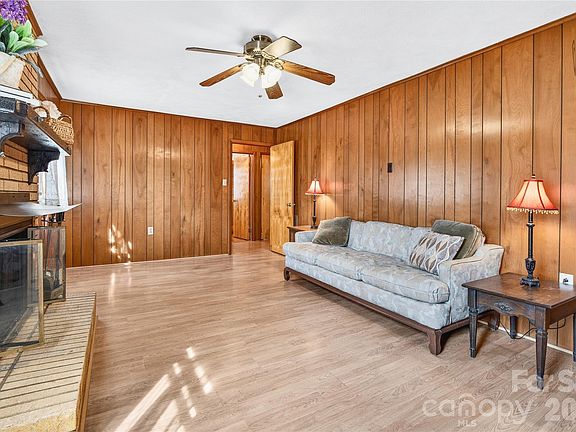 4th image of 821 Woods Dr