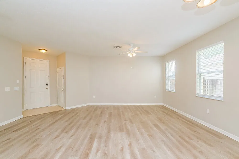 4 bed, 2.5 bath, 2400 sqft, $2,080 — Photo 4