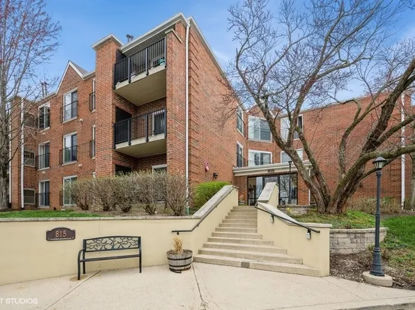 815 Leicester Rd APT 304, Elk Grove Village, IL 60007