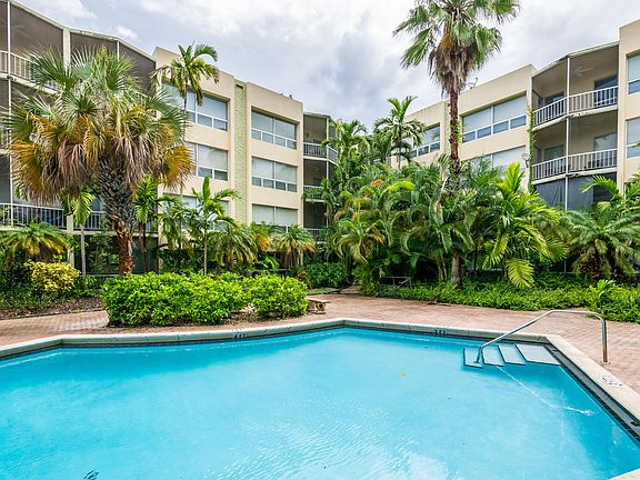 3rd image of 1201 SE 2nd Ct APT 302
