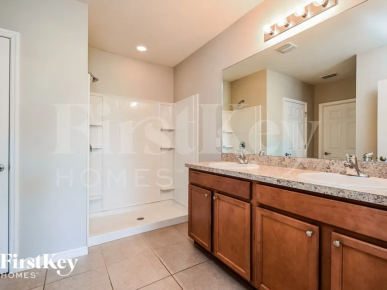 2704 SW 32nd St — Photo 10