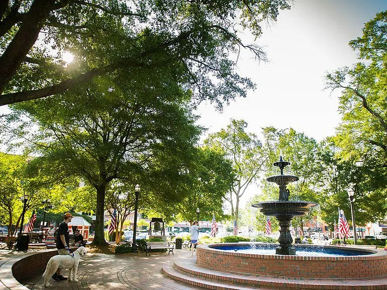 Walking distance to Marietta Square!