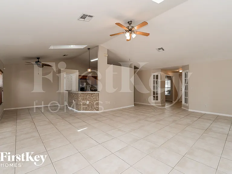 2018 SW 31st Ter — Photo 3