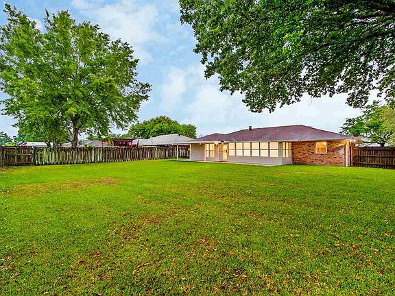 4th image of 417 Lake Crescent Cir