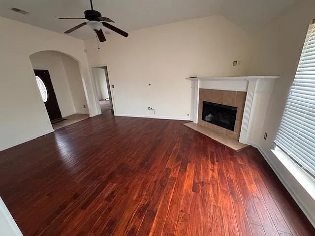 4 bed, 2200 sqft, $2,400 — Photo 4