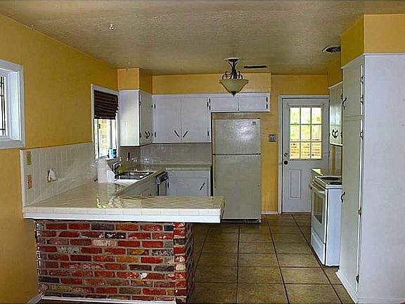 2nd image of 1525 Sarah Dr