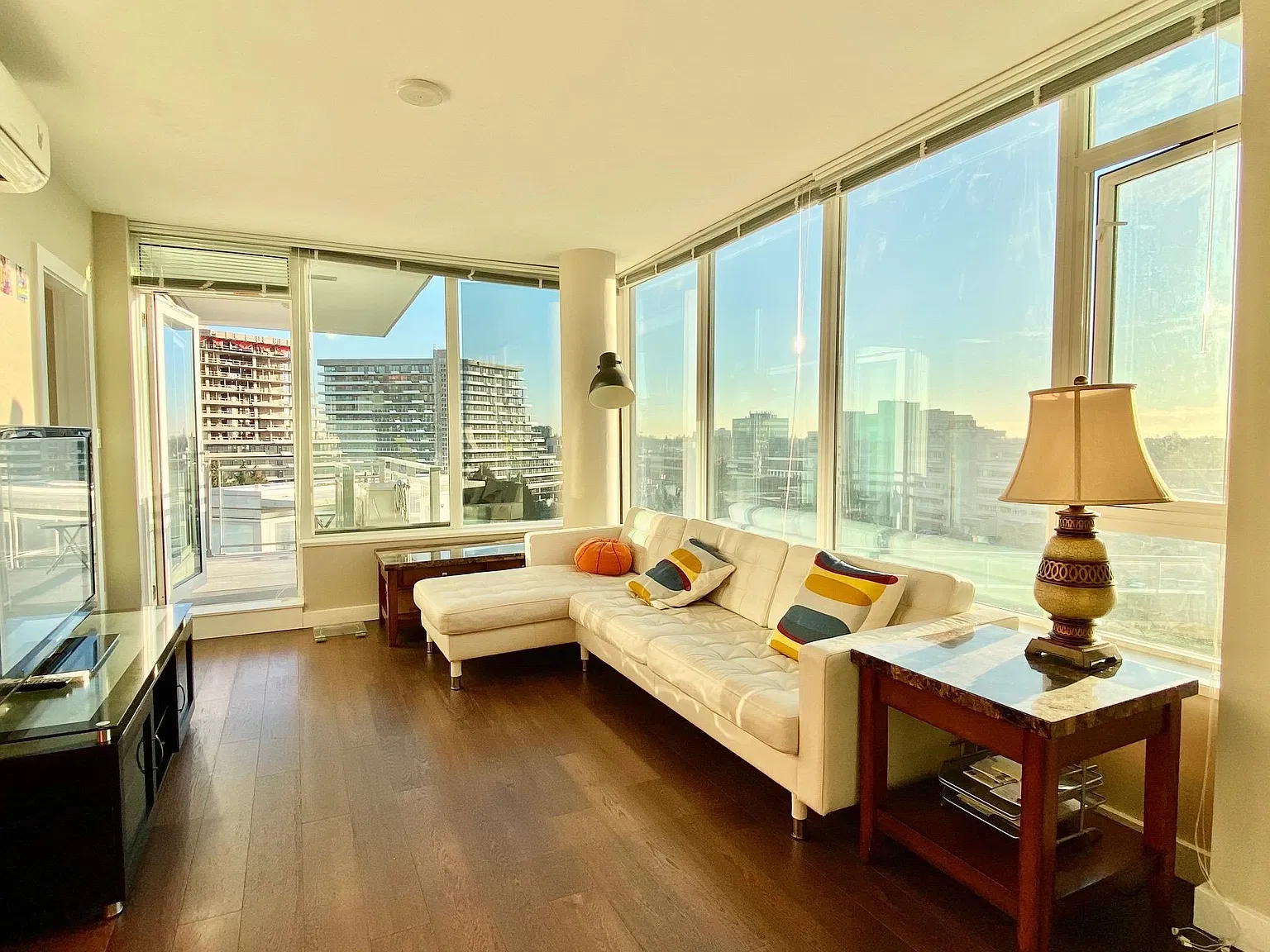 2 bed, 812 sqft, $2,700 — Photo 1
