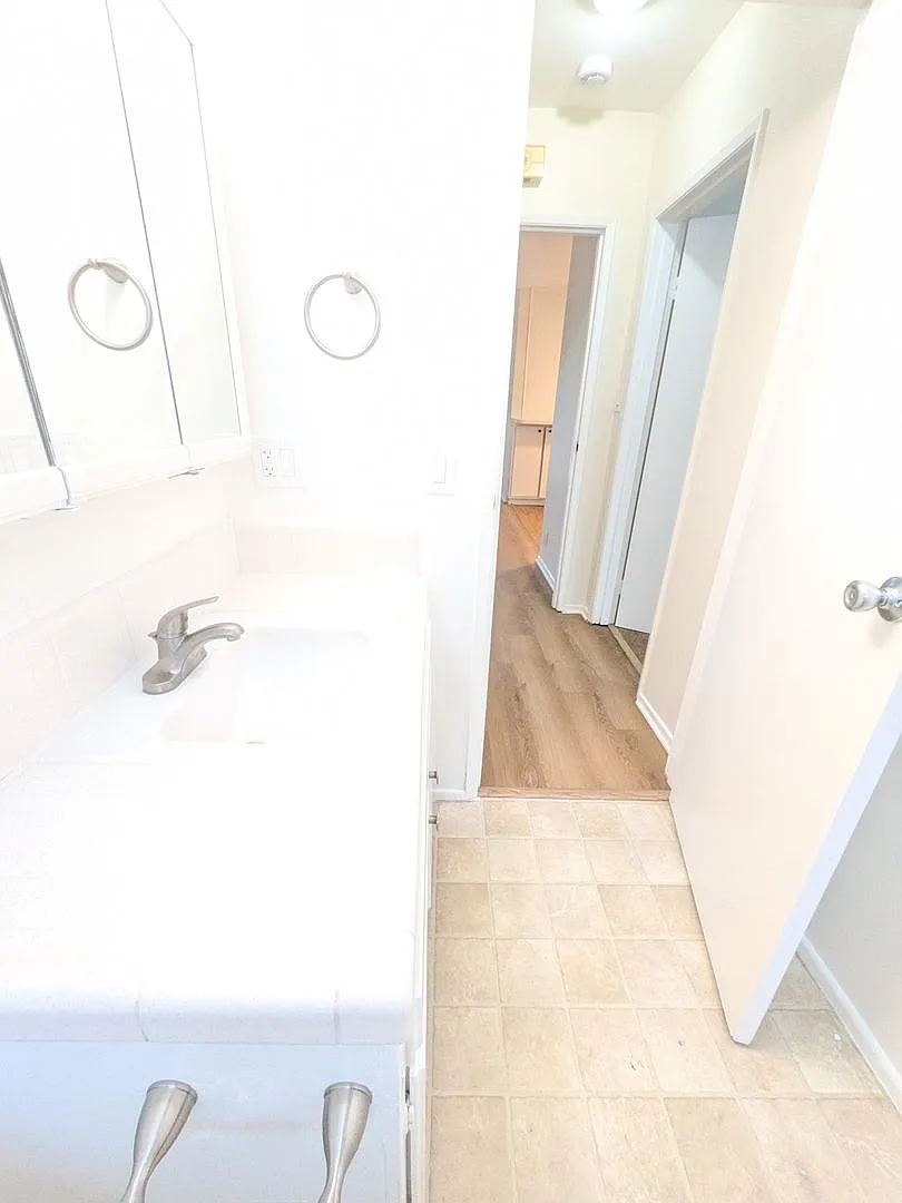 Hayworth - 648 — Photo 2
