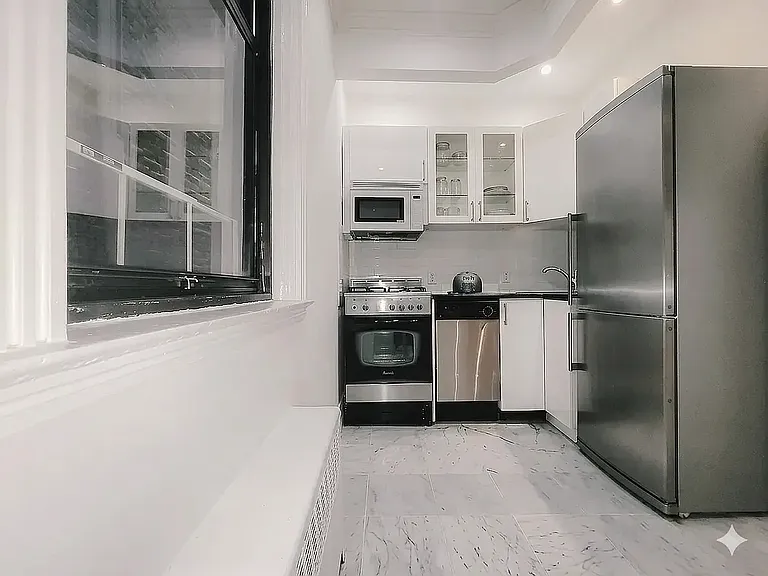 344 E 55th St #1C — Photo 3
