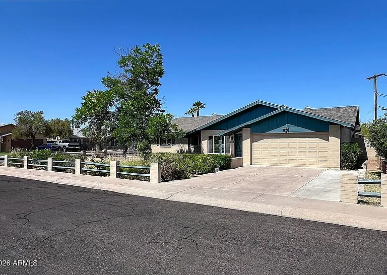 1059 E Broadmor Dr — Photo 2